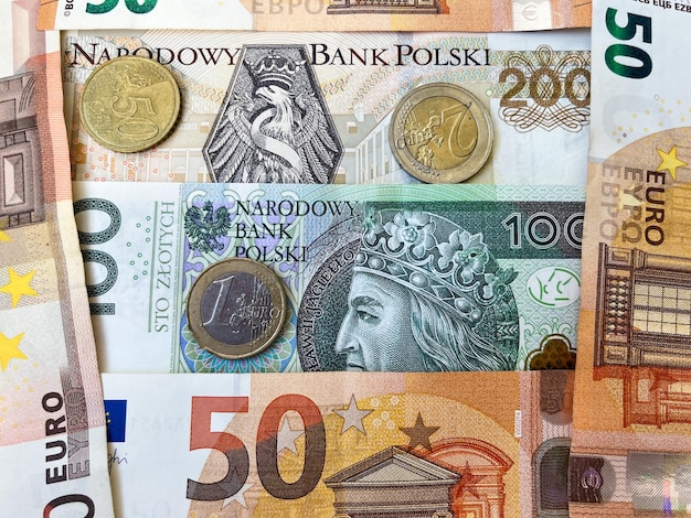 Tło z bliska banknotów euro i polskiego złotego