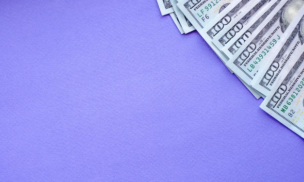 Zdjęcie tło z dolarami, miejsce na tekst, fioletowe tło