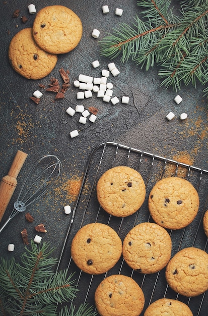 Tło z domowych ciasteczek Chocolate Chip i marshmallows. Boże Narodzenie ramki żywności.