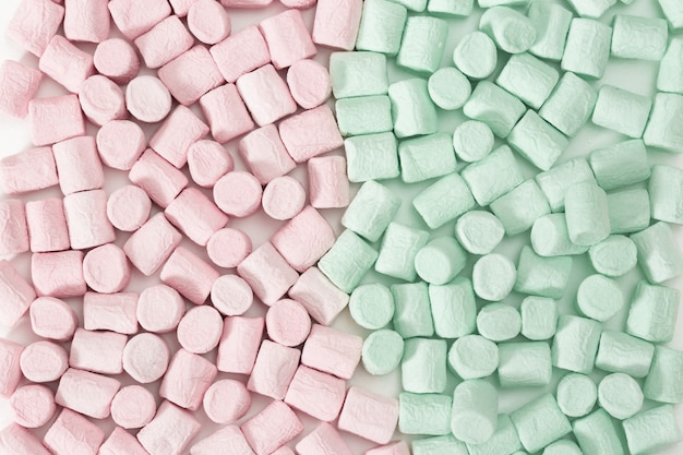 Tło z różowego i zielonego i różowego mini marshmallow.