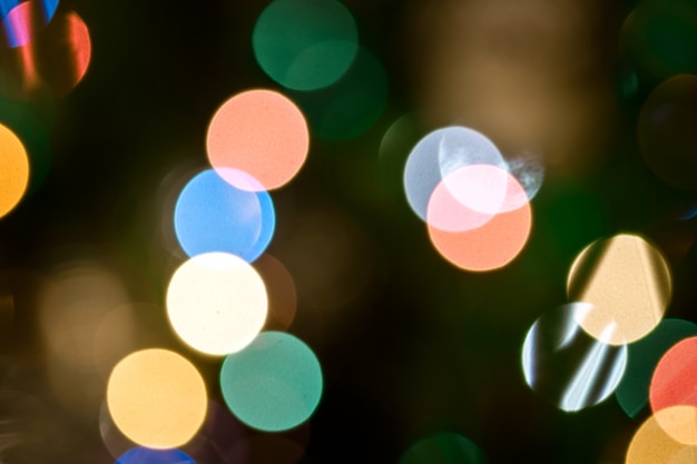 Tło z światłami i zamazanym bokeh tłem.