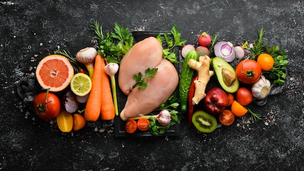 Tło zdrowej żywności Świeże warzywa owoce i mięso z kurczaka Wolne miejsce na tekst Styl rustykalny