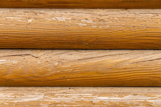 Tło ze starych drewnianych bali z pękniętą farbą