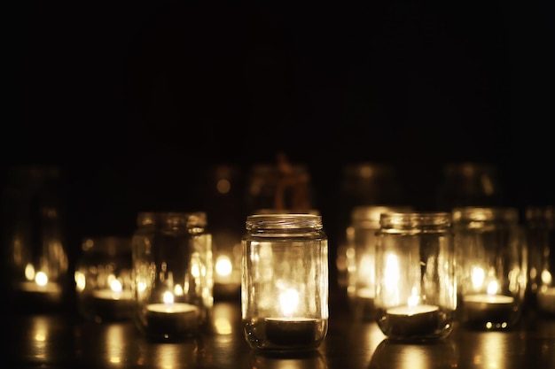 Tło Ze świecami W Szklanych Naczyniach świece Palą Się W Ciemnym Miejscu Spoczywaj W Pokoju