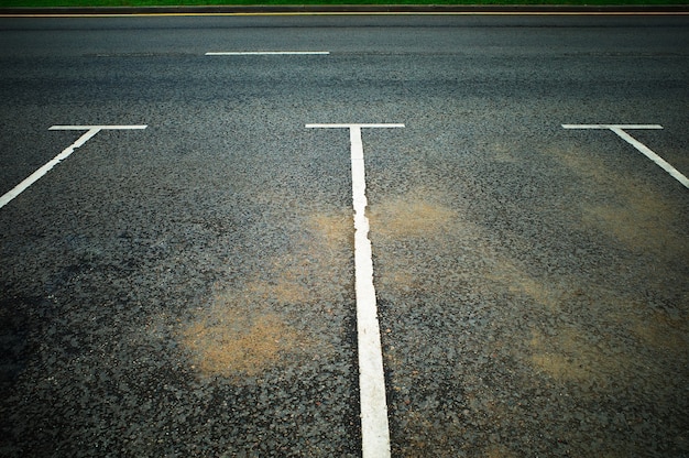 Tło znakowania pustego parkingu samochodowego