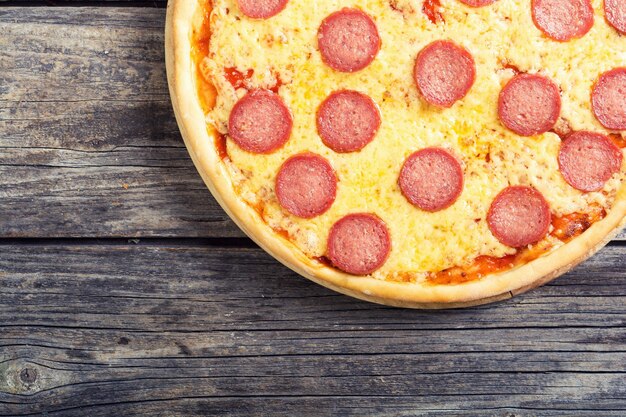 Tło żywności Włoska pizza pepperoni z salami