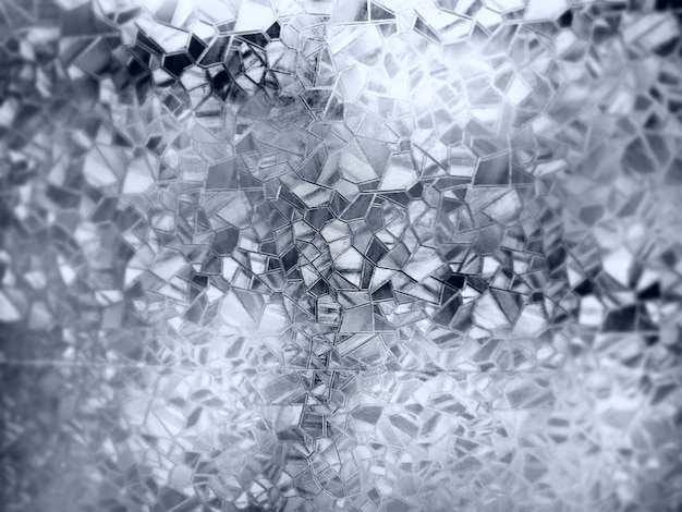 Zdjęcie tłoczone tło szklane szkło faliste monochromatyczne załamanie światła na wyboistej, przezroczystej powierzchni pod podświetleniem gra białych i szarych pasemek czarne obszary abstrakcyjne tło