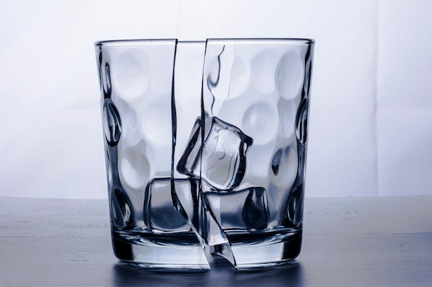 Zdjęcie tłuczone szkło na dwie połówki z kostką lodu tłuczone szkło na dwie połówki z trzema kostkami lodu