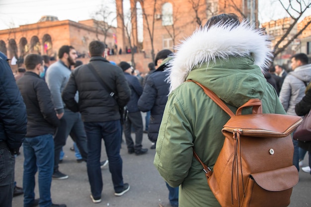 Zdjęcie tłum anonimowych ludzi na ulicy