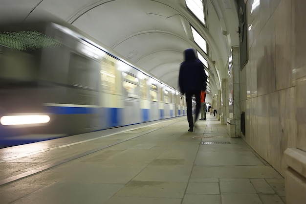 tłum ludzi metro w ruchu rozmazane, abstrakcyjne tło ruch miejski ludzie