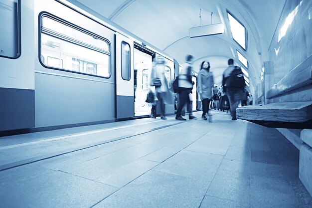 tłum ludzi metro w ruchu rozmazane, abstrakcyjne tło ruch miejski ludzie