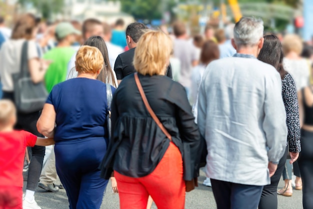 Zdjęcie tłum ludzi na ulicy miasta