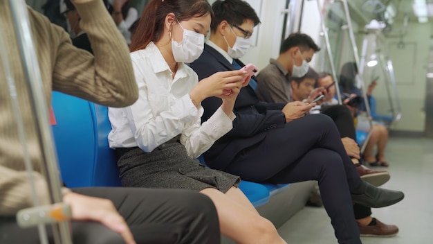 Tłum ludzi noszących maskę na zatłoczonym publicznym metrze podróży