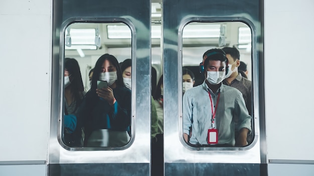 Tłum Ludzi Noszących Maskę Na Zatłoczonym Publicznym Metrze Podróży