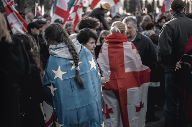 Zdjęcie tłum z flagami protestujący na ulicy w mieście