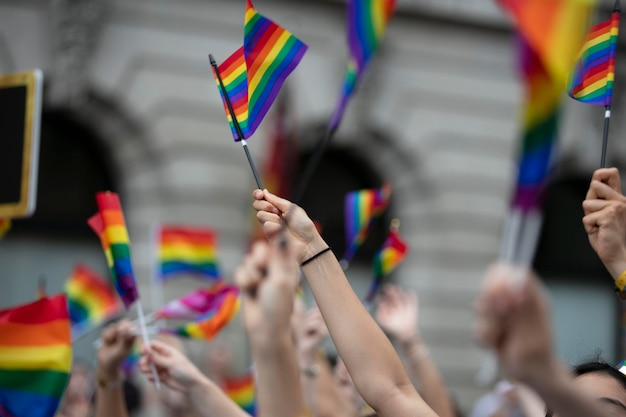 Tłumy ludzi machają flagami dumy gejowskiej podczas marszu solidarności