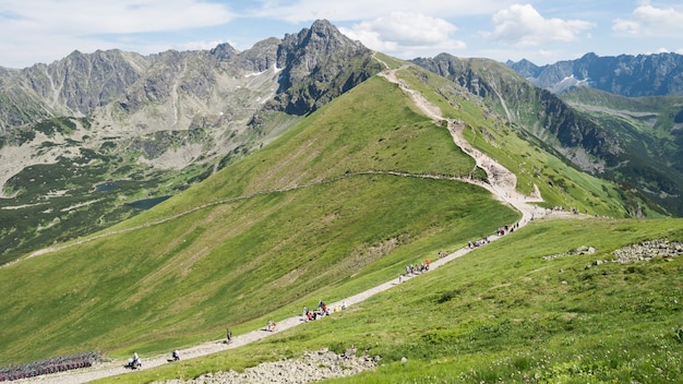 Tłumy turystów idących szlakiem w kierunku widocznej góry w tle polska ue