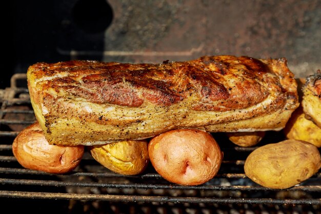 Tłusty gorący grillowany bekon gotowy do spożycia grill z grilla na bekonie