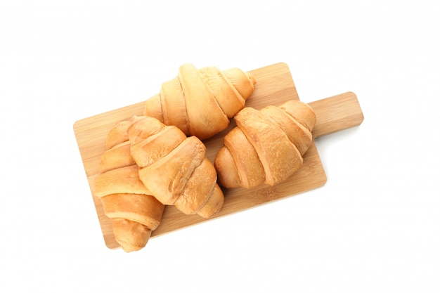 Tnąca deska z croissants odizolowywającymi na białym tle