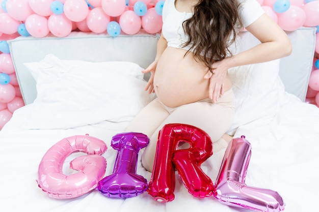 Zdjęcie to dziewczynka balony na baby shower z napisem: dziewczyna w ciąży brzuszek