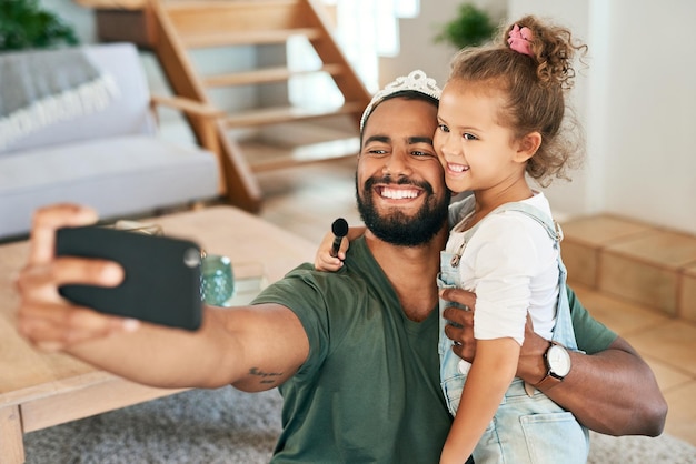 To moja prawdziwa księżniczka Zdjęcie ojca i jego córeczki robiących selfie podczas wspólnej zabawy w domu