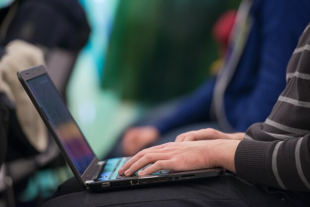 to studenci na warsztatach słuchają prezentacji i robią notatki na laptopie