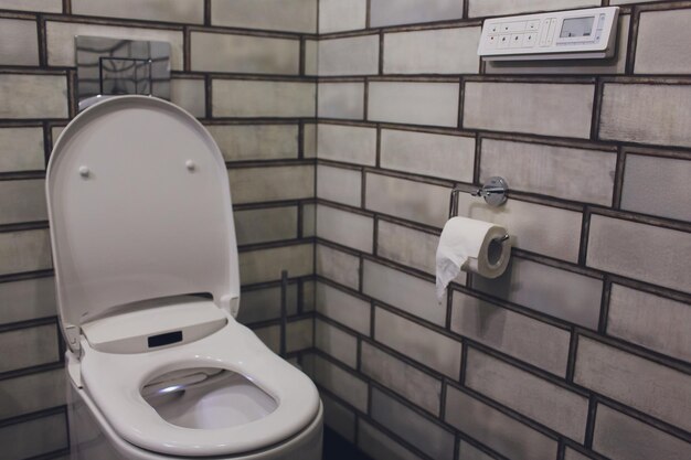 Toaleta, która świeci w standardowej nowoczesnej łazience