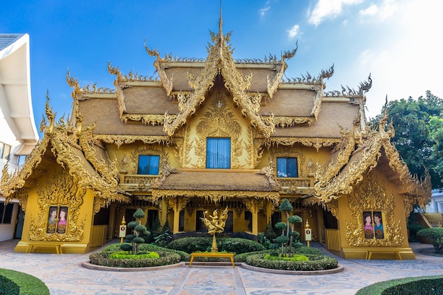 Zdjęcie toaleta w wat rong khun abstrakcyjna złota świątynia i staw z rybami w chiang rai w tajlandii popularna i słynna w wakacjach dla turystów