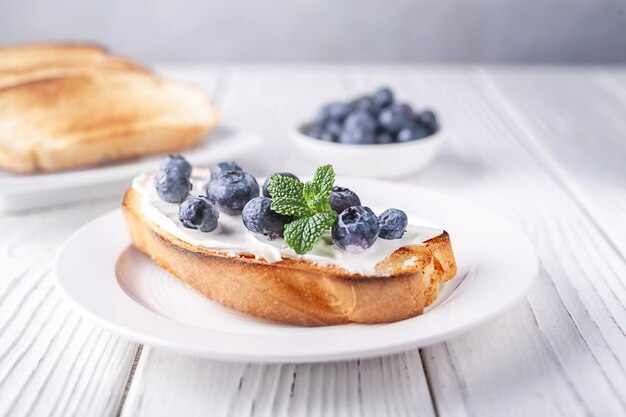 Zdjęcie toast francuski z serem i borówkami zdrowe śniadanie