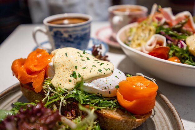 Toast z wędzonym łososiem w kawiarni.