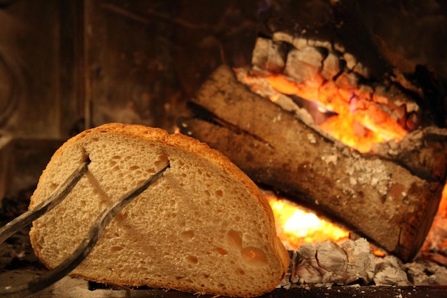 Zdjęcie toasting chleba w ogniu.
