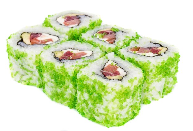 Tobiko Spicy Maki Sushi Hot Roll z różnymi rodzajami ikry latającej ryby Tobiko na zewnątrz awokado z tuńczyka i zieloną sałatą w środku