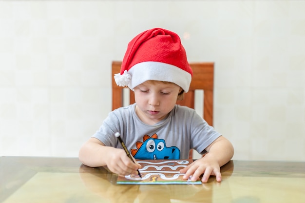 Toddler Boy rysuje ścieżkę pisaka w labiryncie. Koncepcja wczesnego rozwoju