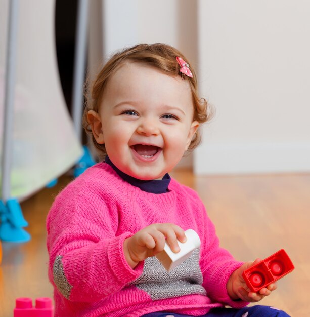 Toddler Dziewczynka Bawi Się Z Gumowych Bloków Konstrukcyjnych.