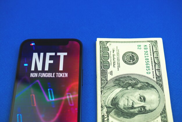 Token Nft I Banknoty Dolarowe Pieniądze Na Stole, Przyszłość Kryptowaluty Kryptowaluty Koncepcja Blockchain Zdjęcie