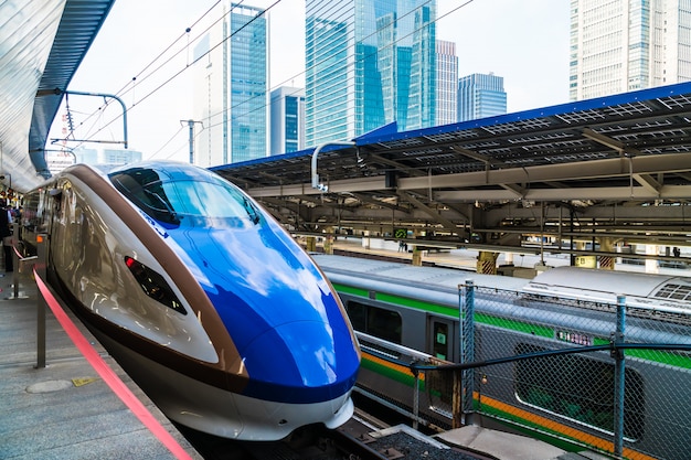 Zdjęcie tokio japonia - 5 sierpnia 2018: pociąg i stacja metra w japonii jest popularnym środkiem transportu