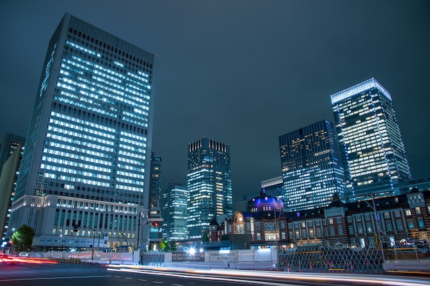 Tokio, Japonia w dzielnicy biznesowej Marunouchi i stacji Tokyo.