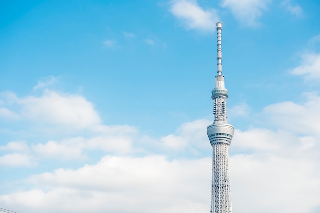 Tokyo Skytree białe błękitne niebo