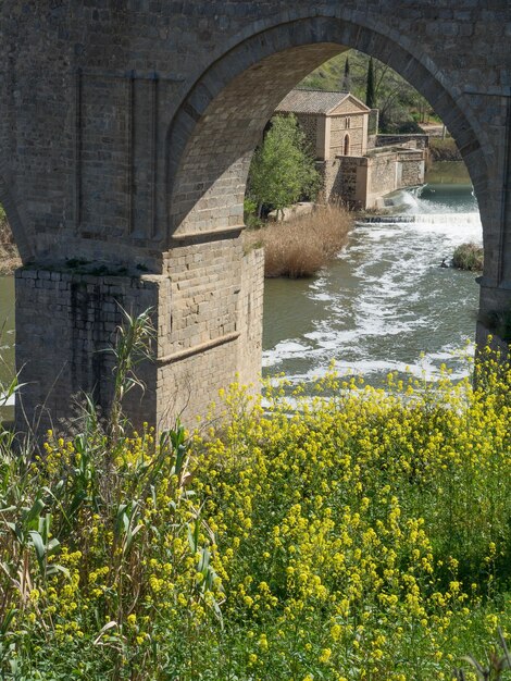 Toledo nad rzeką Tagus.