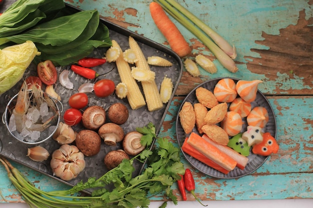 Tom Yam Kung (jedzenie tajskie), krewetka z kalmarami, liśćmi limonki kaffir, galangalem, liśćmi kolendry, grzybami słomianymi