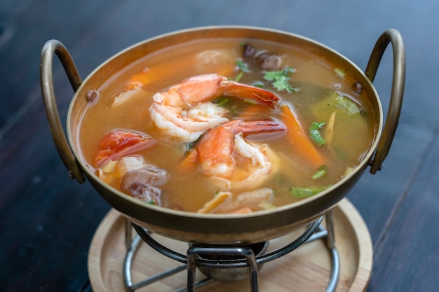 Tom yam kung lub Tom yum, Tom yam to pikantna klarowna zupa z krewetkami, z bliska. Popularne jedzenie w Tajlandii, kuchnia tajska