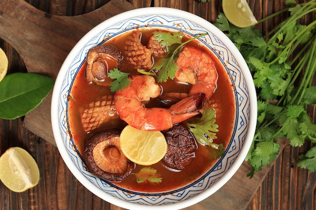 Tom Yam Kung Spicy Shrimp Seafood Zupa to popularna tajska gorąca i kwaśna zupa