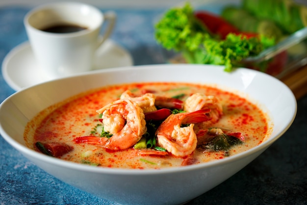 Tom Yum Goong Lub Gotowane Krewetki Pikantne Tajskie Jedzenie W Misce