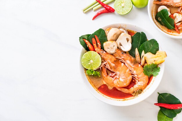 Zdjęcie tom yum goong ostra kwaśna zupa