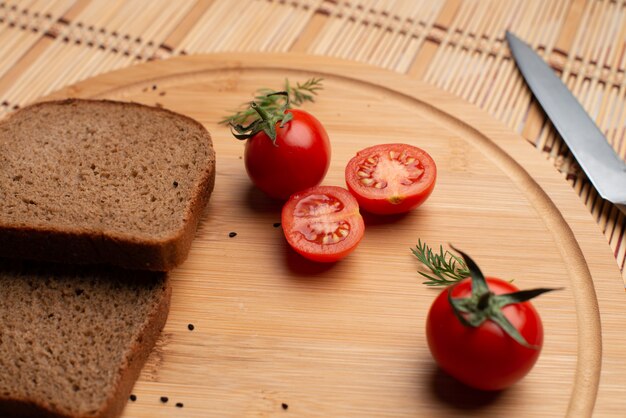 Tomates z czarnym chlebem i zielonym na kolację