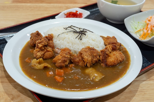Tongkatsy, japońska smażona wieprzowina i curry z białym ryżem.