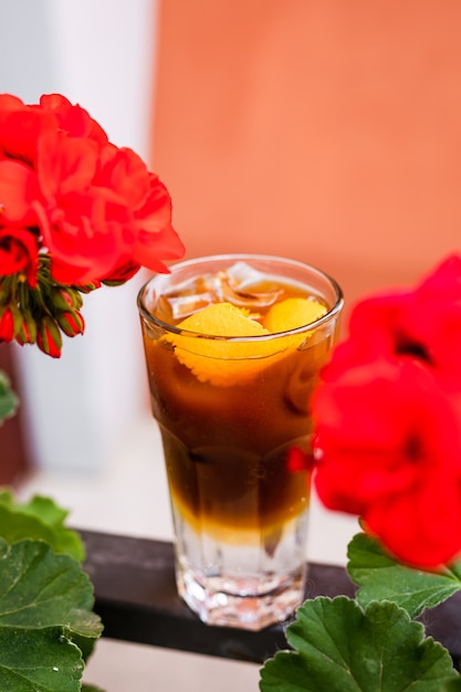 Tonik do espresso z lodem w szklance typu highball z pomarańczową skórką