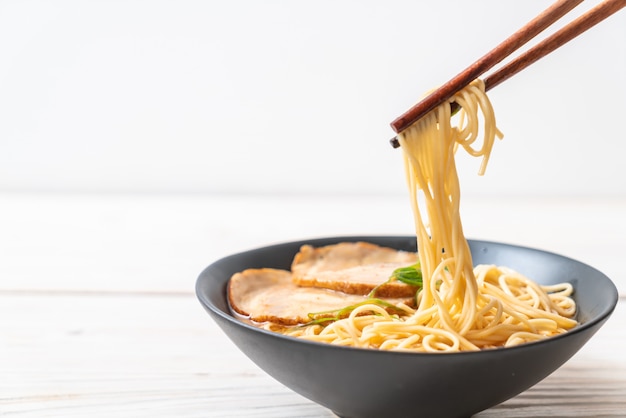 tonkotsu makaron ramen z wieprzowiną chaashu