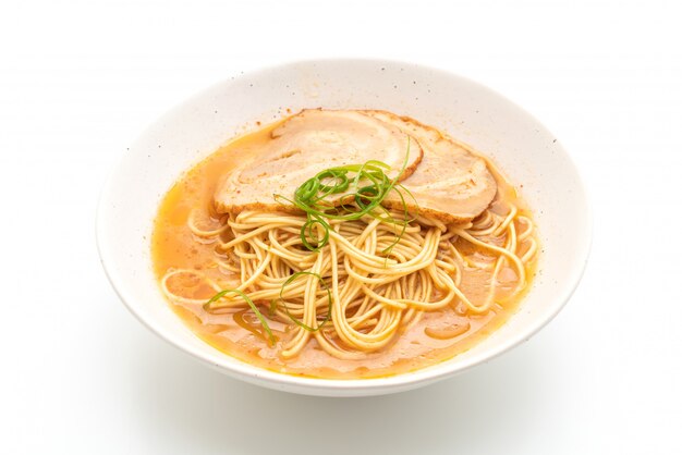 tonkotsu makaron ramen z wieprzowiną chaashu