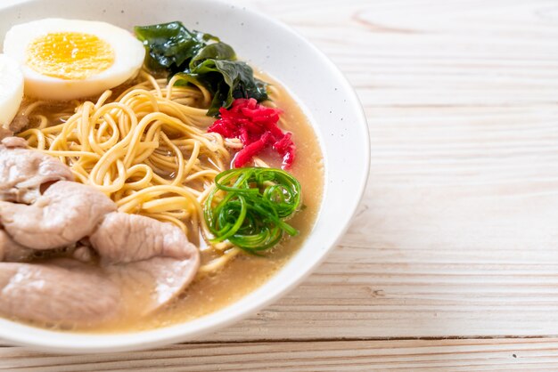 tonkotsu makaron ramen z wieprzowiną i jajkiem